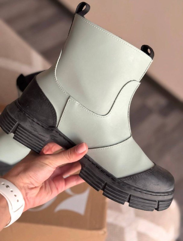 кожаные казаки Zara, резиновые сапоги Ganni 5