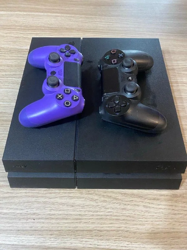 PlayStation 4, два контроллера