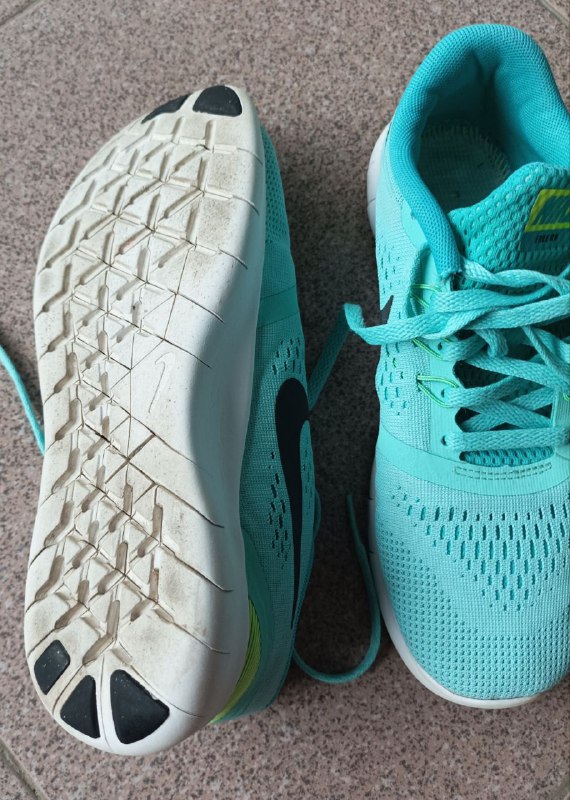 Крассовки NIKE размер EUR 36.5
