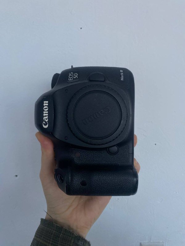 Canon EOS 5D Mark III фотоаппарат с аккумуляторами и зарядным 2