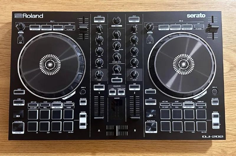 DJ пульт Roland DJ-202