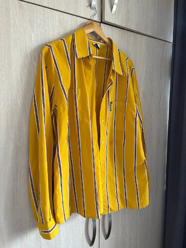 Рубашка белая Asos, коричневая кофта H&m, дождевик Puma, рубашка Ralph Lauren, футболка NY Yankees, ремень с мехом, рубашка Ikea, джинсы Levi’s, кепка, жилетка, рубашка DC, наушники Sennheizer, шорты Lee