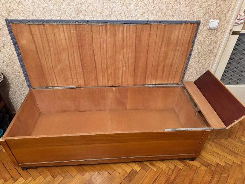 диван Embawood, старинная кровать, стулья, посуда 5