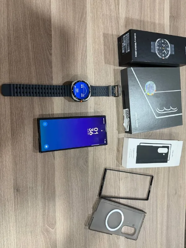 Samsung Z Fold 7, Galaxy Watch Ultra, чехол 1