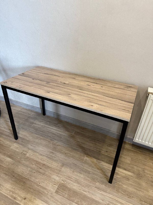 Стол с деревянной столешницей и металлическими ножками 2