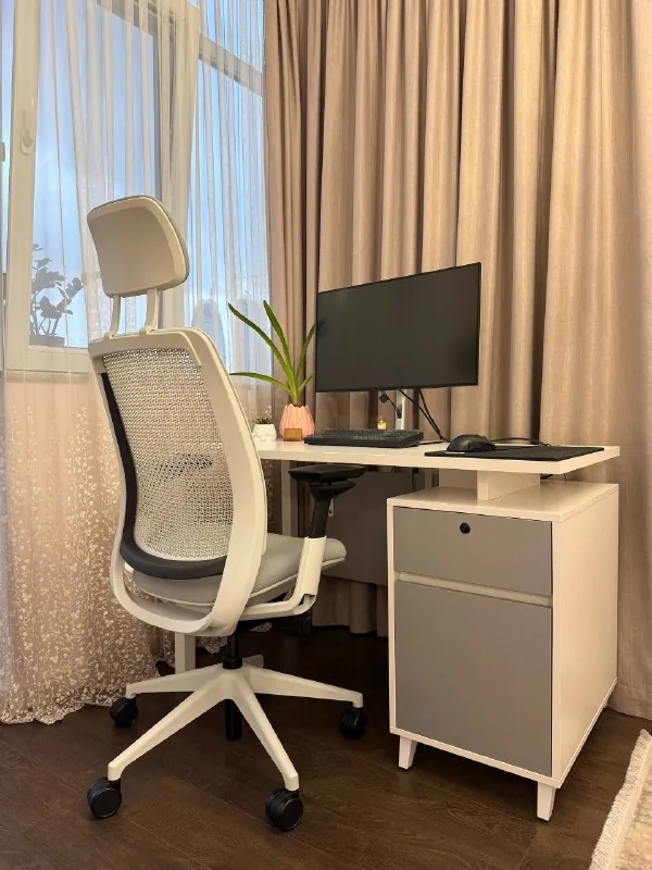 Стол, кресло Steelcase Series 2, монитор Dell UltraSharp 27, клавиатура Keychron K4 1