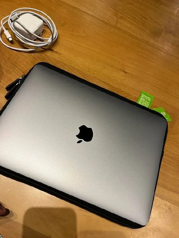 Apple MacBook Pro 13.6 M1 1