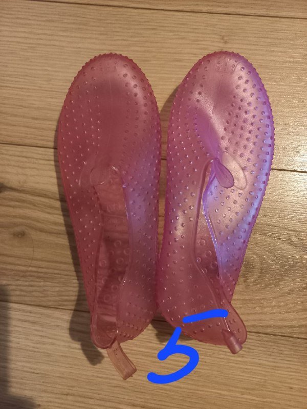 Красные штаны, коричневые штаны, джинсовая куртка, розовые сланцы 4