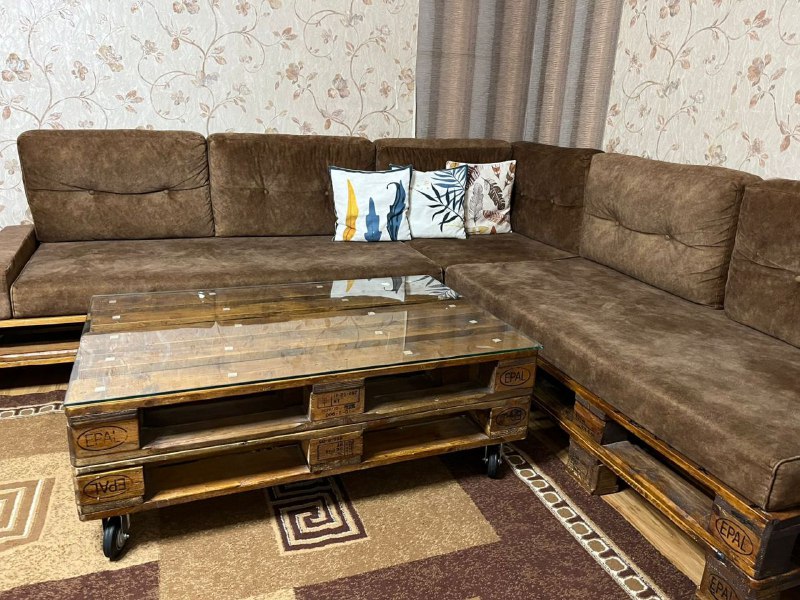 Угловой диван и журнальный столик 2