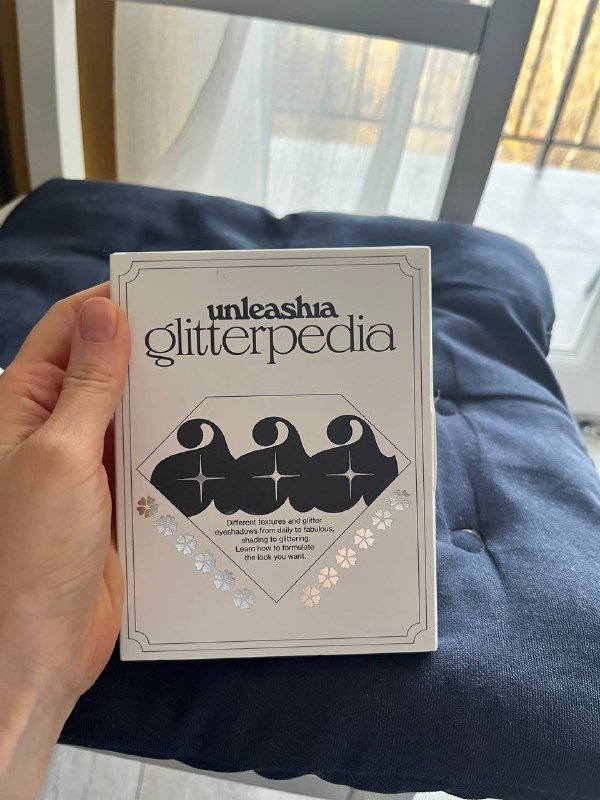 палетка Unleshia, боди мист Sol de Janeiro, карандаши Unleshia, гирлянда, керамический колокольчик