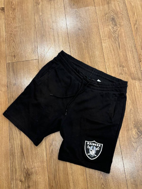 ветровка Tommy Hilfiger, рубашка Burberry, блузка, худи Raiders, регбийка Lime, брюки Zara, шорты H&M, футболка Champion, зиппер Levis 7