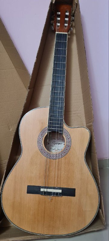 Акустическая гитара с нейлоновыми струнами