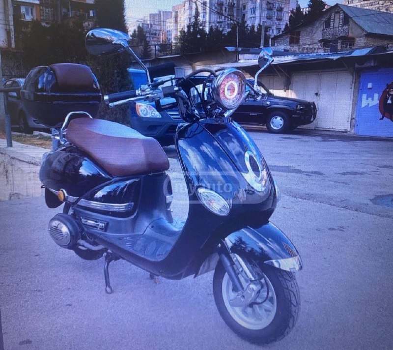 Скутер 2023 года, 150 кубиков, с багажником и шлемами 3