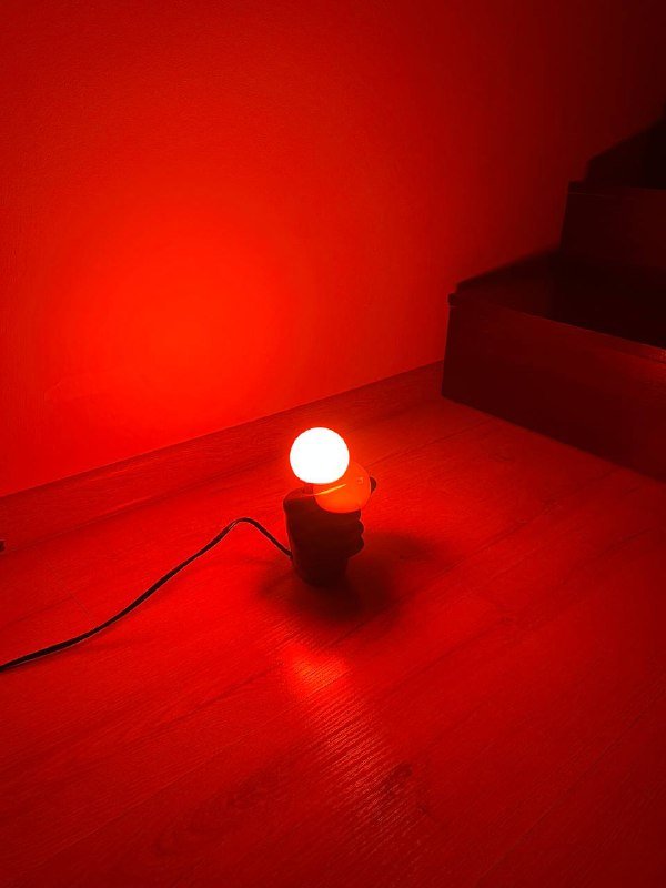 Светильник в форме руки с красной лампочкой 2