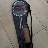 Оранжевый топ, кардиган, флисовая кофта, купальные трусы, плойка, ракетки, очки 7