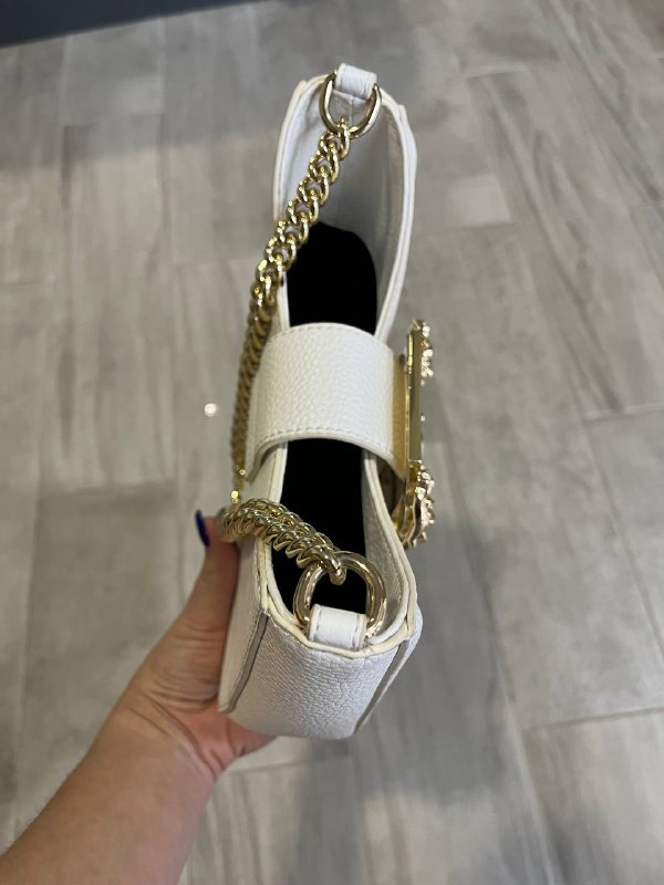 Кеды Dolce&Gabbana, юбка, костюм, футболка, сумка Versace, щетка для волос 7