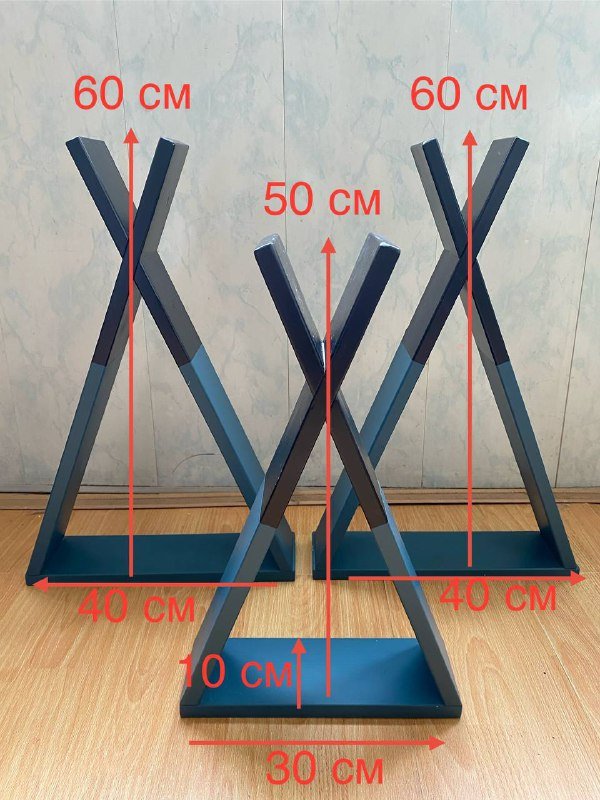 Три окрашенные полки из сосны, две большие и одна маленькая