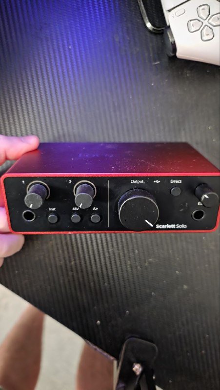 аудиокарта Focusrite Scarlett Solo, карта захвата видео Razer Rispaw HD, гитарный усилитель Marshall MG30GFX, синтезатор FAME DPP-61, корпус ПК Thermaltake