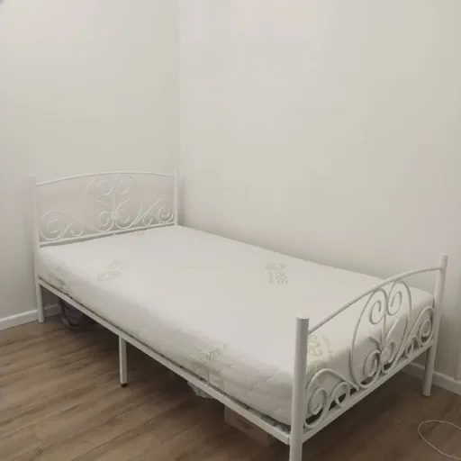 Металлическая кровать с матрасом