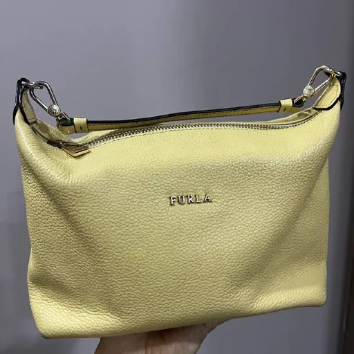 Сумка Furla, очки Armani