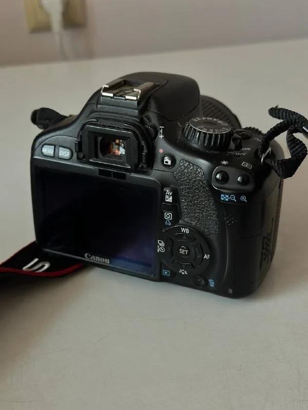 Canon EOS Rebel T2i, объектив, зарядка, аккумулятор, карта памяти, сумка 1