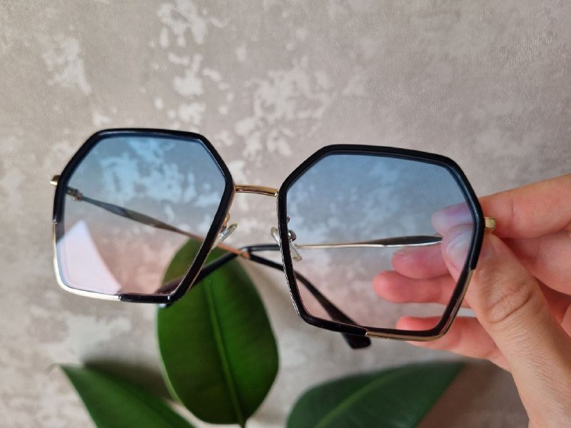 Чёрная сумка, солнцезащитные очки, чокер, ремень 6