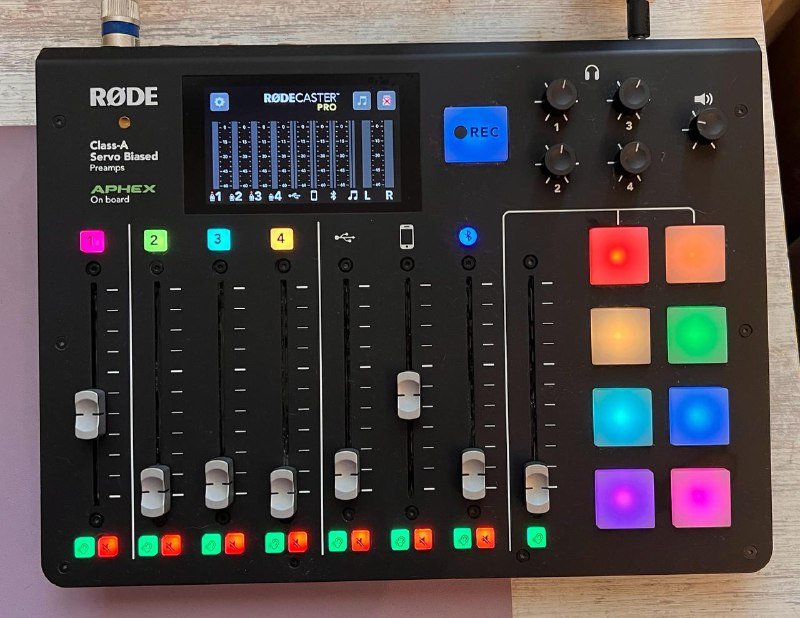 RodeCaster Pro микшер, 2 микрофона Rode PodMic