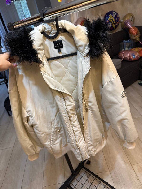 Бомбер Armani Exchange, пуховик dkny, жилеты Calvin Klein и H&M 2