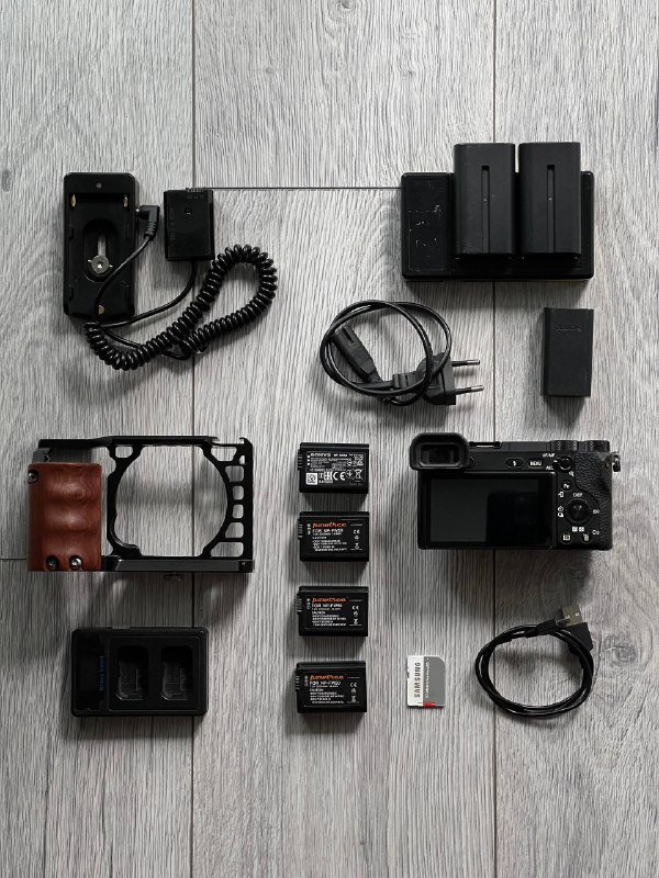 Sony A6500 body, 4 batteries, cage, SD 64GB 2