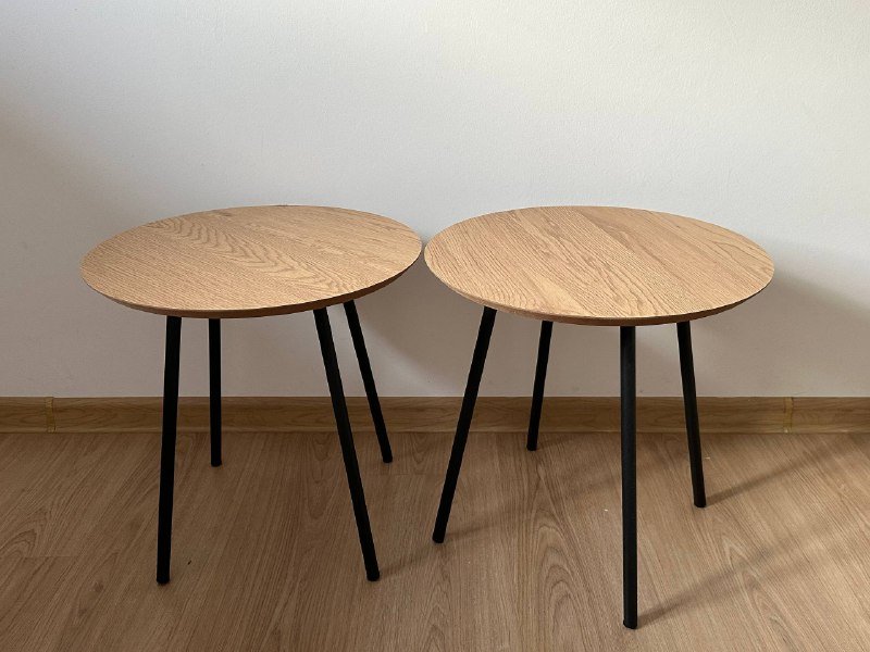 Светлый и темный рабочие столы, прикроватные столики