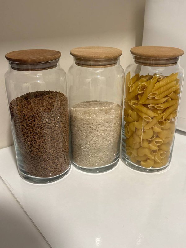 Три стеклянные банки с деревянными крышками