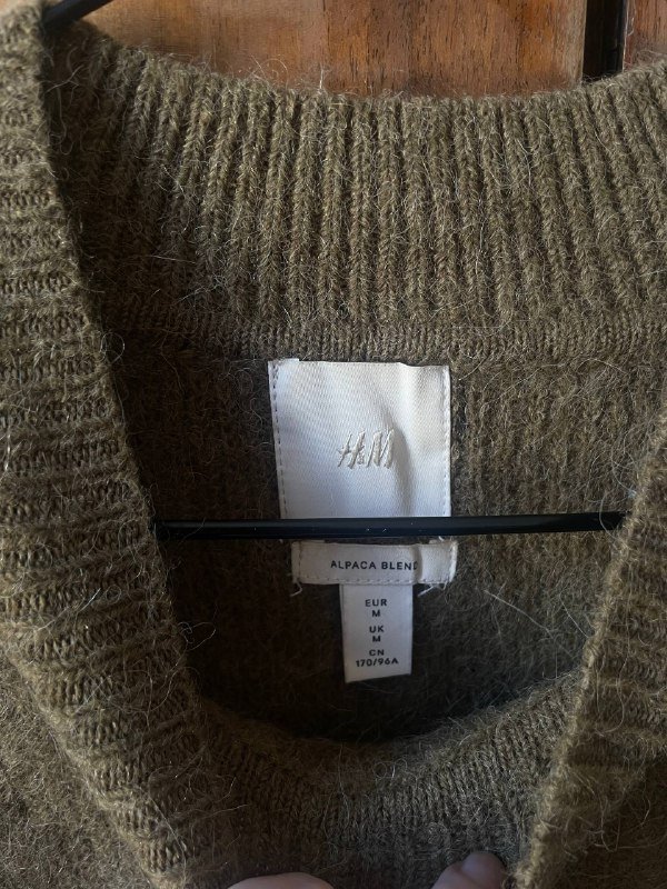 Серая куртка sweatybetty, черный пуховик Celio, серая поддевка Uniqlo, свитер H&M, бежевая жилетка 4