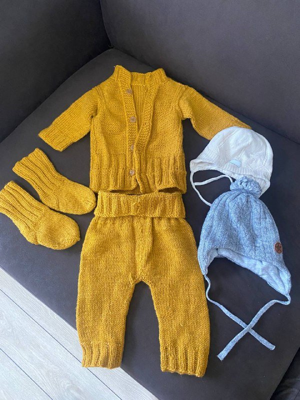 Вязаный детский костюм для 5-9 мес, шапки, носки