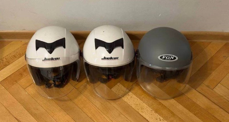 Мотоциклетные шлемы размер L (белые и серый)