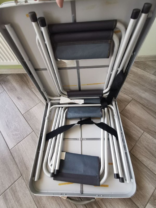 Складной стол и 4 стула, 2 триноги стульчика 3