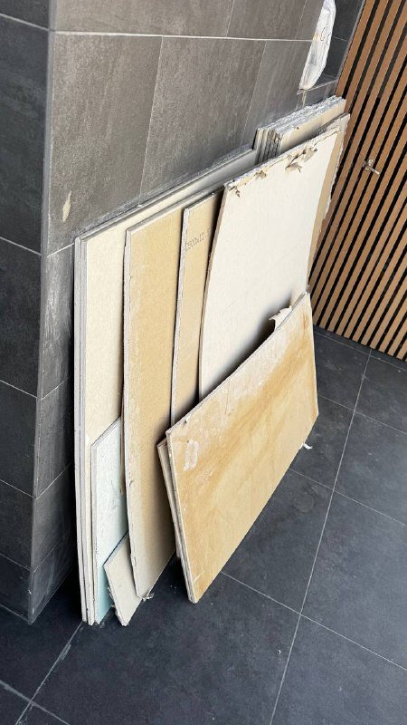 Листы гипсокартона с профилями и мешком цемента 1