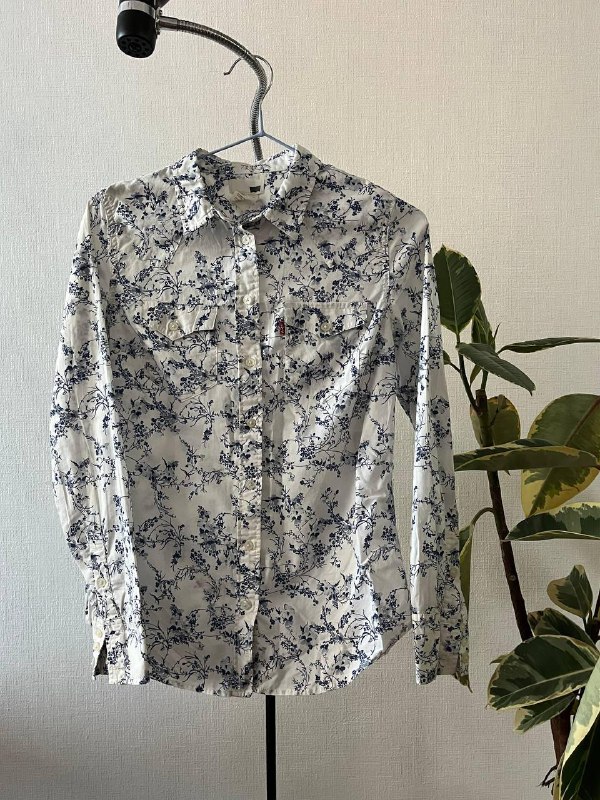 Яркий кардиган, Рубашка Levi’s, Толстовка Zara, Блузка H&M, Платье ZARA 5