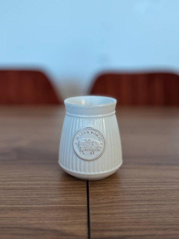 Белая керамическая ваза 2