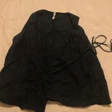 Чёрная майка Zara, накидка Mango, жёлтая блузочка Massimo Dutti 2