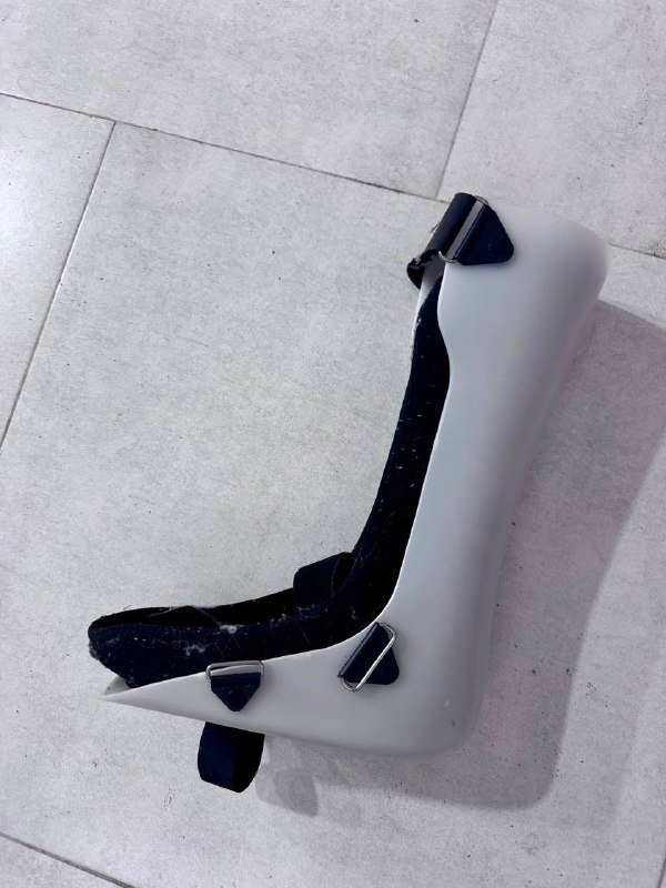 Пластиковый гипс на ногу (ортез)