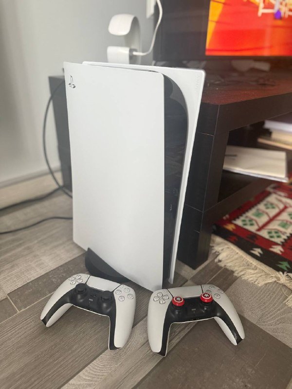 PlayStation 5 1 Tb, два геймпада, вертикальная подставка