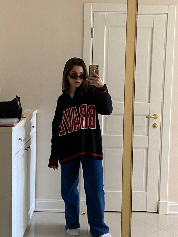 Бежевый тренч с эко-кожи, свитер Brave, белое худи, черные брюки, бордовый топ, майка на бретелях 3