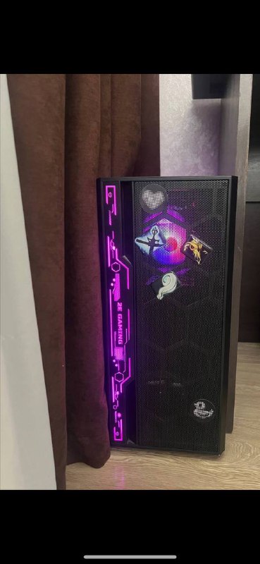 Компьютер, клавиатура HyperX alloy 65, микрофон HyperX Solocast, камера Logitech