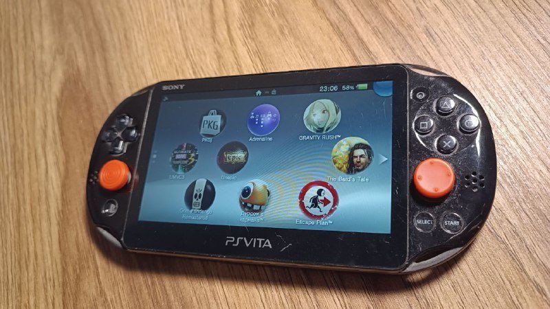 PS Vita 2000 с картой памяти и аксессуарами