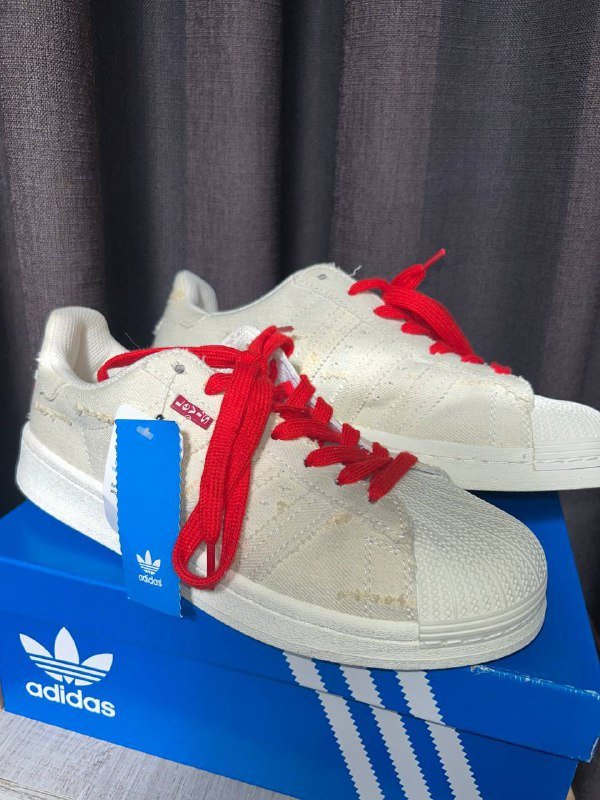 Белые ботинки bershka, кроссовки adidas superstar х Levi’s, джинсы bershka, юбка под замшу 2