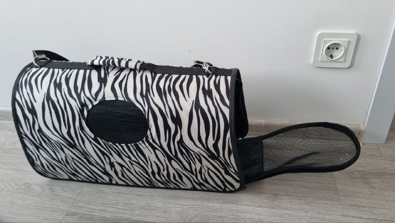 Халат, мочалки, стеклянные бутылочки, переноска для кошек, домик-когтеточка 2