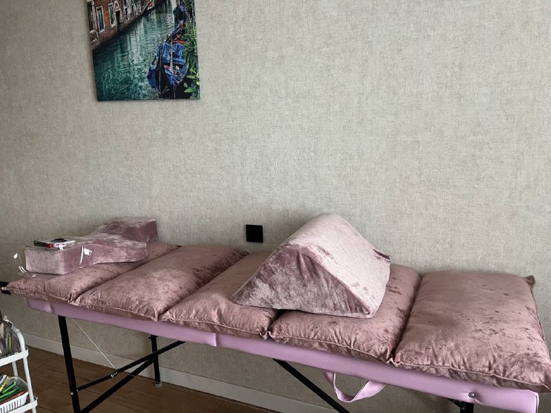 Кушетка, матрас, подушки для наращивания ресниц, стул, кольцевая лампа 4