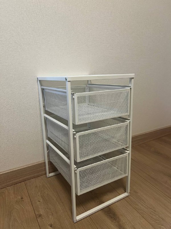 Белая тумбочка с тремя отсеками