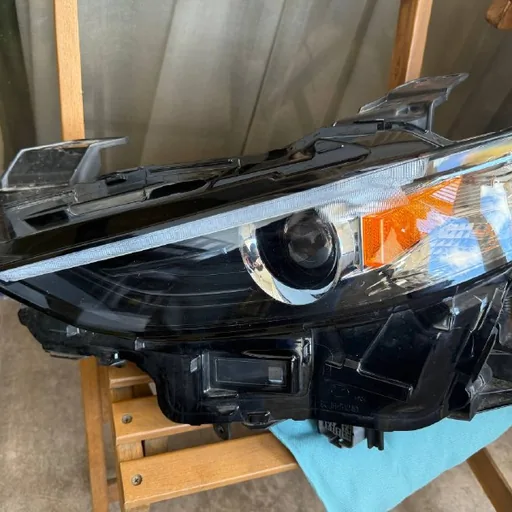 Правая фара Mazda 3 2025 года