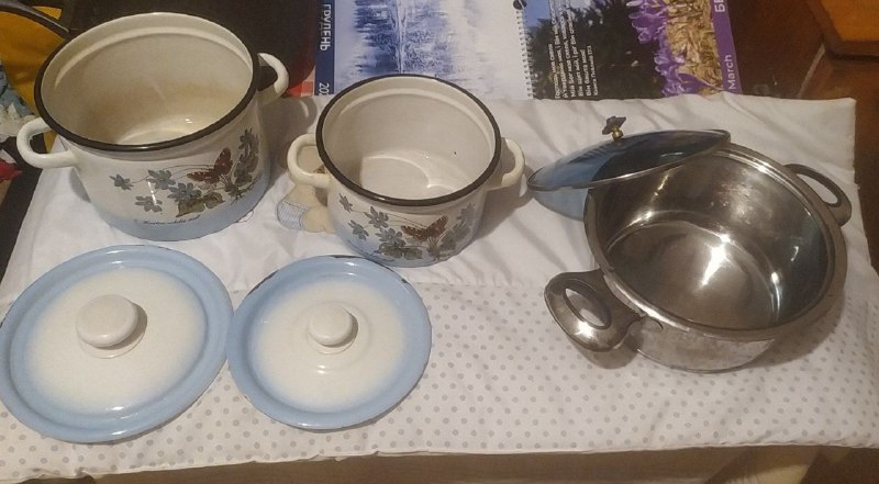 чашки, тарелки, кастрюли, терка, половник, графины, бутылки, корзинки, полка для кухни 4